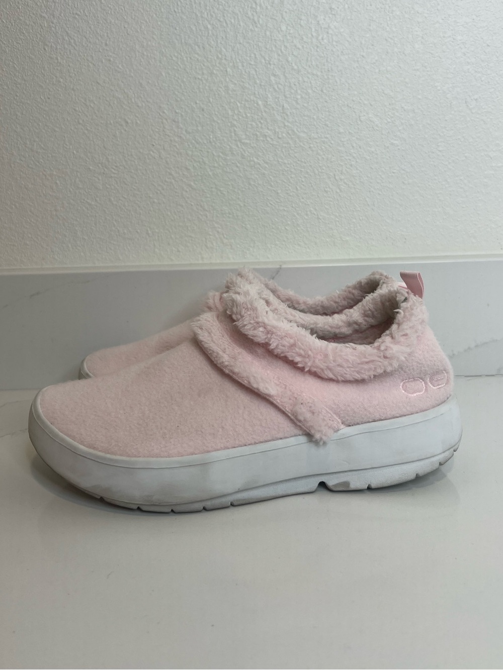 OOFOS Pink Plush Slip-On Slippers size 9